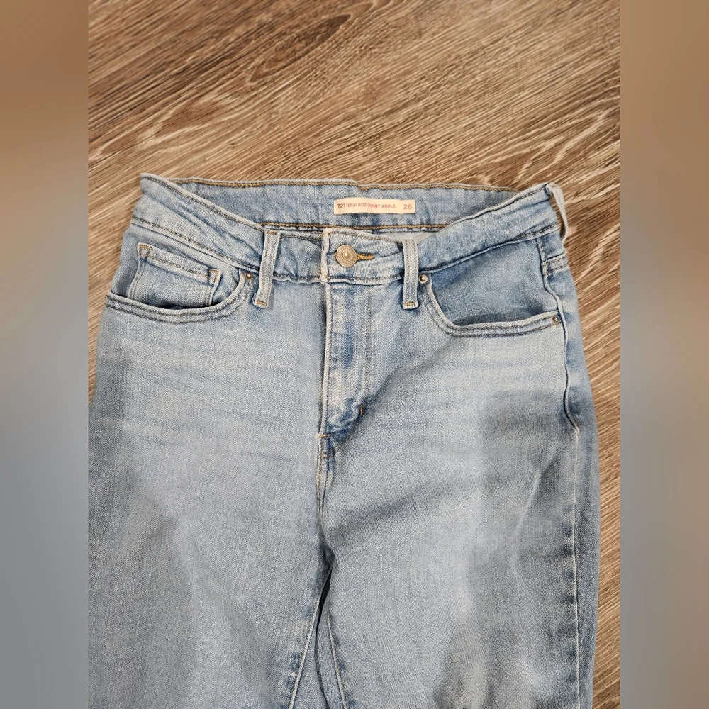 Levi's Women's Light Blue Ripped Skinny Jeans Size 26 - Picture 3 of 10